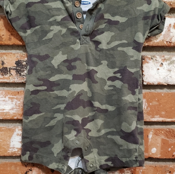 Set of 2 baby Rompers by Old Navy. Set of 2. Size 3-6m. Gently Used. - Picture 2 of 5